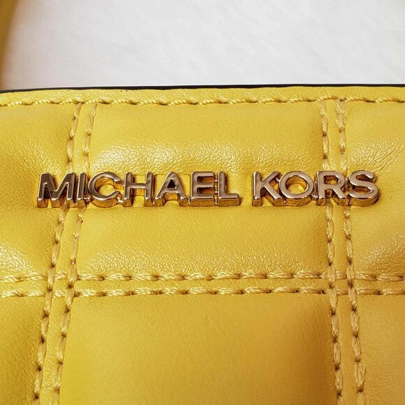💛NEW Michael Kors SHEILA Small CZ Quilted Vegan Satchel Crossbody Handbag Purse - Picture 3 of 16